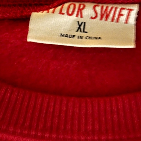 Taylor Swift SWIFTIE Official Crewneck Sweatshirt Sz XL Red Taylors Version - Picture 4 of 4